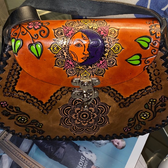 Handcrafted tooled leather saddle bag by Mexican artisans w adjustable strap - Picture 1 of 8